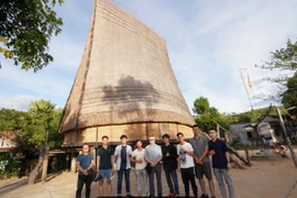 Giảng viên - Nhà thám hiểm National Graphic cùng sinh viên lên núi làm nghiên cứu khoa học