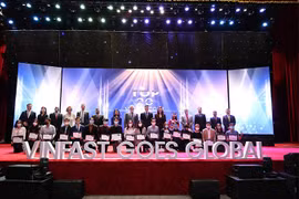 Trường đại học VinUni trao giải cho sinh viên thế giới tham dự cuộc thi “Giải bài toán kinh doanh toàn cầu”