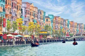 Giới trẻ xốn xang khi Ocean City được nhuộm vàng trong mùa hoa phong linh