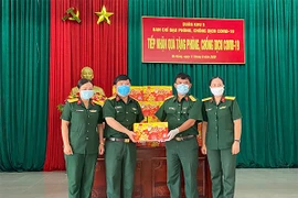 Trà Thanh Nhiệt Dr Thanh tiếp sức đồng bào, chiến sĩ Quân khu 5 và Quân khu 7