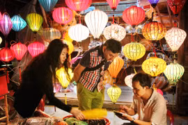 Lung linh sắc đèn lồng, phố cổ Hội An chờ đón Trung thu