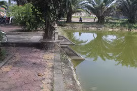 Theo mẹ đi tập văn nghệ, bé 3 tuổi đuối nước thương tâm