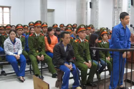 Ổ nhóm bán lẻ ma túy gắn với dịch vụ cung ứng tiếp viên quán karaoke hầu tòa