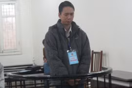 Cán bộ y tế rởm bị "bắt tại trận" vì đụng phải… "người quen"