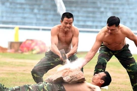 Bộ đội biên phòng Việt Nam thể hiện khả năng "mình đồng, da sắt"