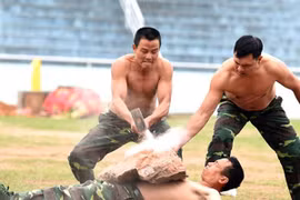 Bộ đội biên phòng Việt Nam thể hiện khả năng "mình đồng, da sắt"