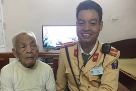 Hà Nội: CSGT giúp đỡ cụ ông đi lạc đường trở về nhà