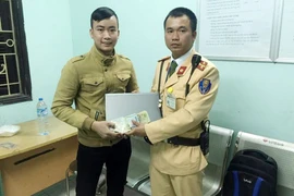 CSGT trao trả lại nam sinh viên chiếc balo đánh rơi chứa tài sản giá trị