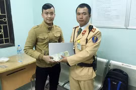 CSGT trao trả lại nam sinh viên chiếc balo đánh rơi chứa tài sản giá trị