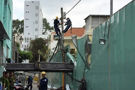 Cần cẩu chục tấn đè sập một phần trường mầm non