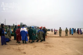 Sóng lớn đánh chìm 5 tàu cá Quảng Bình, hàng chục tàu khác mắc kẹt ngoài khơi