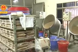 Tận mắt xem "công nghệ" chế biến trà sữa trân châu Feeling Tea từ bột màu, hóa chất Trung Quốc