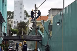 Cần cẩu chục tấn đè sập một phần trường mầm non