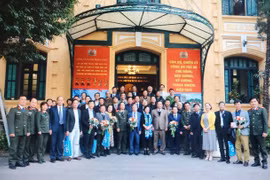 Công an Hà Nội chúc mừng văn nghệ sỹ, trí thức Thủ đô 