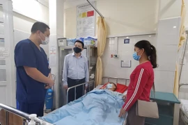 Ban Giám đốc CATP Hà Nội thăm, động viên chiến sỹ bị thương trong khi làm nhiệm vụ