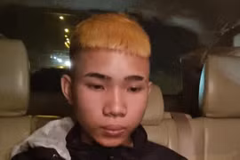 Thiếu niên 10X tóc vàng hoe, chuyên mua bán pháo qua mạng