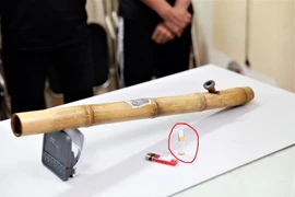 Bốn thiếu niên tẩm ‘chất lạ’ với thuốc lào để hút điếu cày