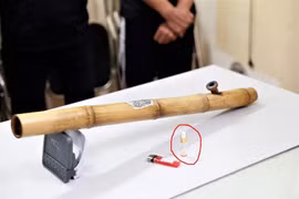 Bốn thiếu niên tẩm ‘chất lạ’ với thuốc lào để hút điếu cày