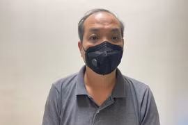 Triệu tập lái xe ô tô húc đẩy 2 mẹ con đi xe máy cả trăm mét trong đêm mưa tại Hà Đông