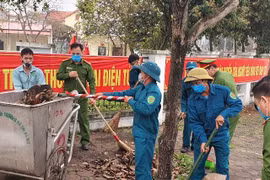Sắc phục xanh tham gia làm sạch đường làng, ngõ xóm