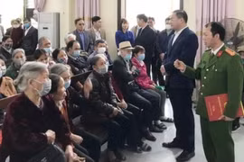 Bí thư Huyện ủy đi cùng tổ lưu động cấp Căn cước công dân mới