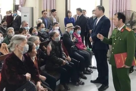 Bí thư Huyện ủy đi cùng tổ lưu động cấp Căn cước công dân mới