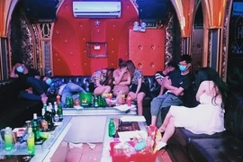 ‘Đón’ khách mùa dịch, quán karaoke lắp camera dày đặc, lập lán biệt lập trông xe