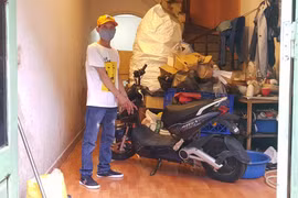 [Clip] Giật mình ‘soi’ hơn 4 phút tên trộm 6 tiền án, ung dung gỡ dây xích trộm xe máy