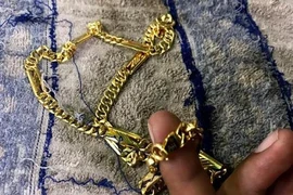 Tưởng khách sộp, chủ hiệu vàng bị giật phắt 2 sợi dây chuyền