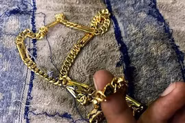 Tưởng khách sộp, chủ hiệu vàng bị giật phắt 2 sợi dây chuyền