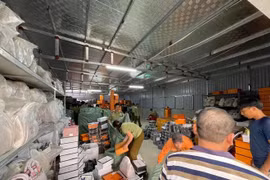 Từ những vụ đột kích ‘tổng kho’ chào bán hàng lậu qua mạng xã hội: Bắt khó, xử lý triệt để còn…khó hơn!