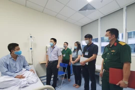 Ban Giám đốc Công an Hà Nội thăm hỏi, động viên đồng chí Phó trưởng Công an xã bị thương trong khi làm nhiệm vụ