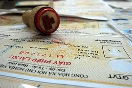 Khởi tố, tạm giam hàng loạt cán bộ liên quan đến đường dây làm giấy tờ giả