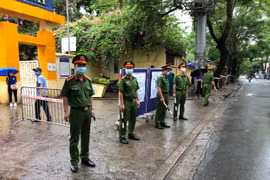 Lực lượng Công an 'đón' bão, đội mưa đảm bảo an toàn phục vụ sĩ tử thành công kỳ thi vào lớp 10