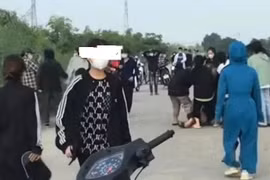 Hai nữ sinh cấp 3 cầm đầu... hai nhóm 50 đối tượng hỗn chiến bằng dao, gậy, mũ bảo hiểm