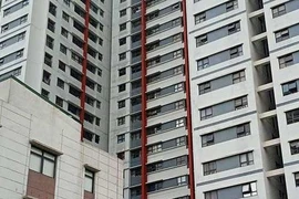 Đau lòng bé trai 3 tuổi tử vong do rơi từ tầng 3 tòa chung cư