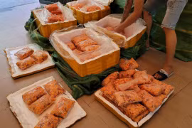 Chặn giữ hơn nửa tấn tràng trứng gà bốc mùi