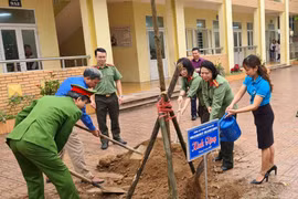 Trồng cây tặng 'tương lai xanh' cho học sinh trung học cơ sở