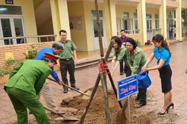 Trồng cây tặng 'tương lai xanh' cho học sinh trung học cơ sở
