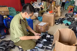 ‘Nóng’ mỹ phẩm, hàng thời trang lậu giao dịch trên mạng xã hội