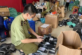 ‘Nóng’ mỹ phẩm, hàng thời trang lậu giao dịch trên mạng xã hội