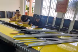 Truy vết 2 thiếu niên phóng xe tốc độ cao không đội mũ bảo hiểm, ra cả ‘mớ’ hung khí trong quán…trà sữa