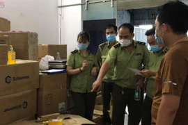 Đột kích kho sản xuất mỹ phẩm nghi giả mạo thương hiệu nước ngoài