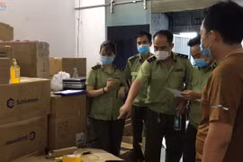 Đột kích kho sản xuất mỹ phẩm nghi giả mạo thương hiệu nước ngoài