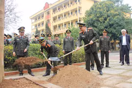 Thực hiện chương trình trồng 1 tỷ cây xanh thành phong trào thường xuyên trong CAND