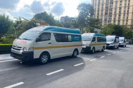 Trao tặng lực lượng tuyến đầu 4 xe cứu thương chuyên chở bệnh nhân Covid-19