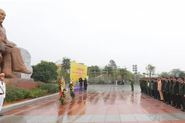 Đoàn đại biểu Đảng ủy Công an Trung ương, Bộ Công an dâng hoa tưởng niệm Chủ tịch Hồ Chí Minh