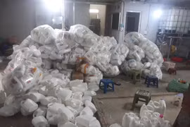 ‘Tổng hành dinh’ sản xuất, phân phối nước giả sau cánh cửa nhà xưởng luôn đóng kín