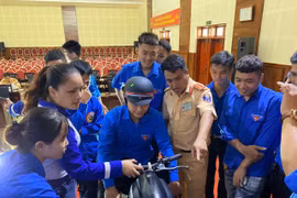 Chỉ huy nêu gương, vào việc cùng cán bộ chiến sỹ