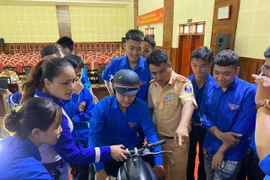 Chỉ huy nêu gương, vào việc cùng cán bộ chiến sỹ